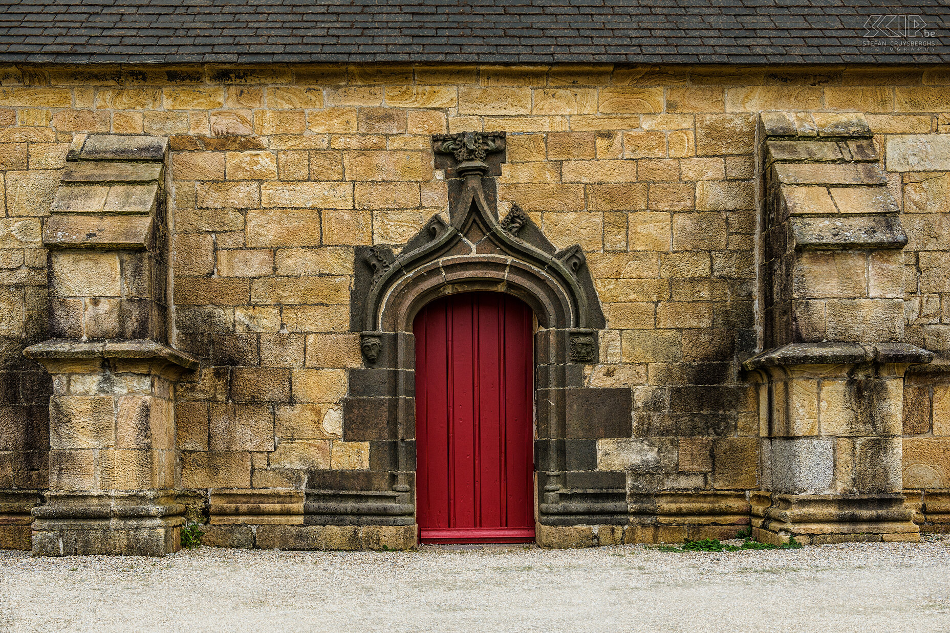 Crozon - Camaret-sur-Mer - Notre Dame de Rocamadour Kleine ingang aan de zijkant van de kapel van Notre Dame de Rocamadour in Camaret-sur-Mer. De kapel werd gebouwd tussen 1610 en 1683 met grote gele stenen. Stefan Cruysberghs